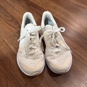 lululemon athletica Womens blissfeel run 2 sneakers - white & lemon vapor - sz 8